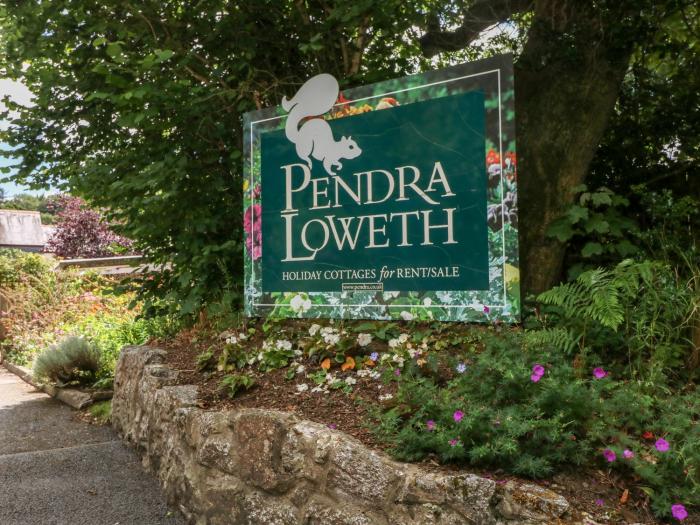 24 Pendra Loweth, Falmouth, Cornwall. TV. WiFi. Close to a shop and a pub. On-site facilities. Patio