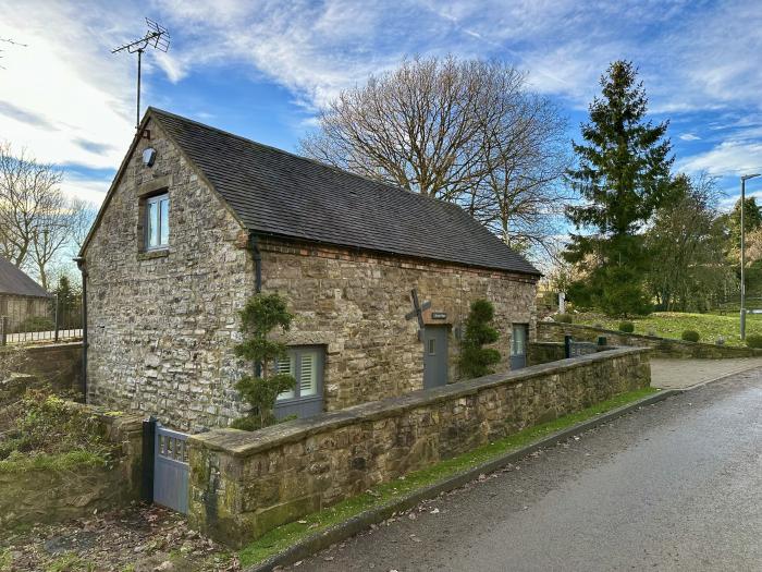 Lilimae Barn, Hognaston near Hulland Ward, Derbyshire. Near National Park. Reverse-level. Open-plan.