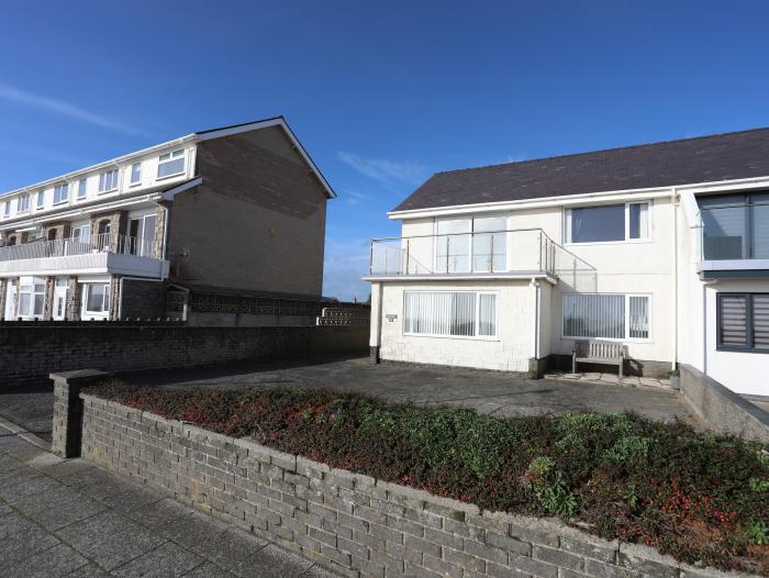 Ewyn Gwyn, in Pwllheli, Gwynedd. Near the Llyn AONB. Close to amenities and a beach. Private balcony