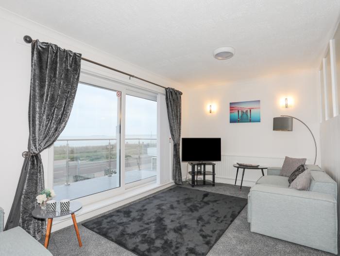 Ewyn Gwyn, in Pwllheli, Gwynedd. Near the Llyn AONB. Close to amenities and a beach. Private balcony