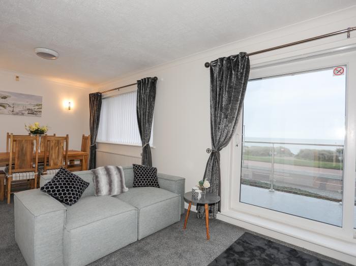 Ewyn Gwyn, in Pwllheli, Gwynedd. Near the Llyn AONB. Close to amenities and a beach. Private balcony