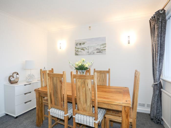 Ewyn Gwyn, in Pwllheli, Gwynedd. Near the Llyn AONB. Close to amenities and a beach. Private balcony