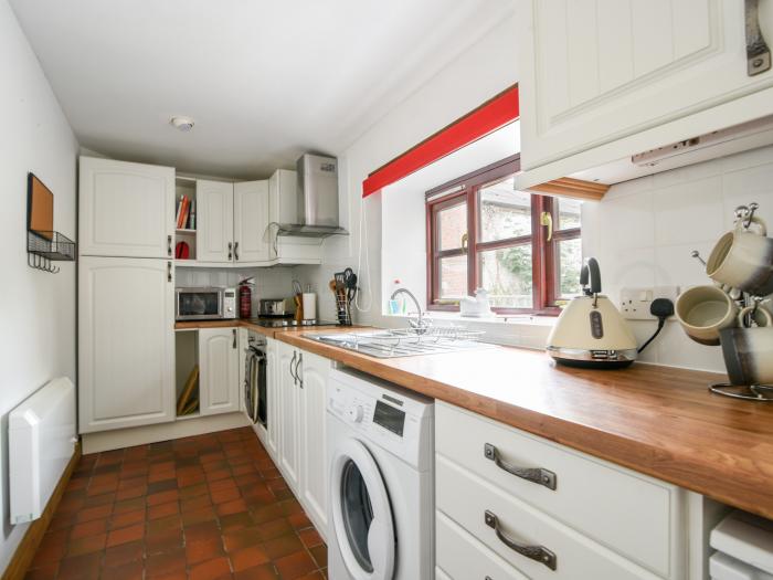 Heron Cottage, in Colyton, East Devon. Near an AONB. Smart TV. Woodburning stove. Pet-friendly. WiFi