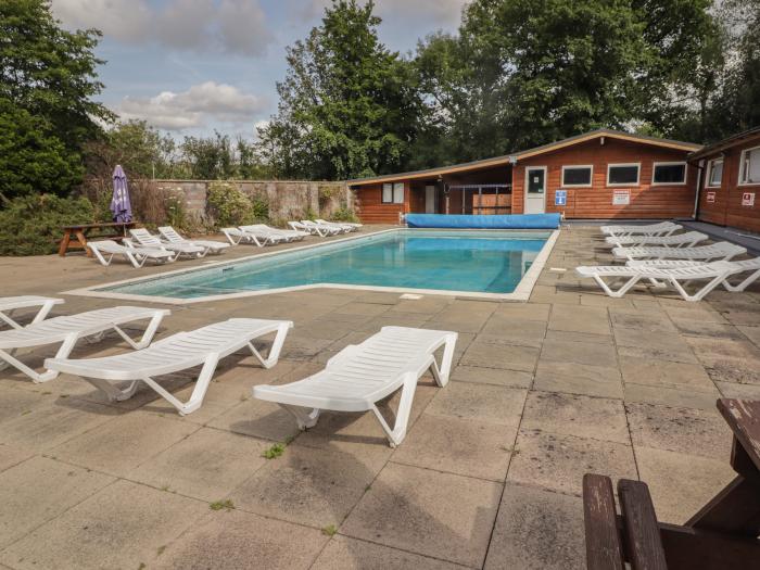 Awelon is in Cenarth Carmarthenshire. Off-road parking. Close to amenities and a river. Dog-friendly