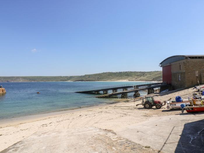 Foxglove Barn is near St Ives, Cornwall. One-bed home, ideal for couples. In AONB. Open-plan living.