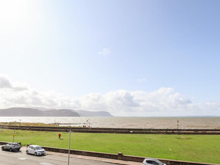 The Dunes, Llandudno, Conwy. Close to a shop, a pub and a beach. Hot tub. Garden. EV charging. Pets.