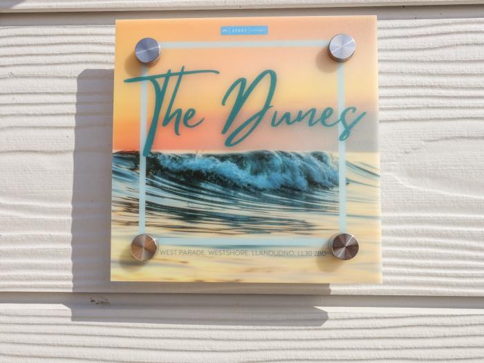 The Dunes, Llandudno, Conwy. Close to a shop, a pub and a beach. Hot tub. Garden. EV charging. Pets.