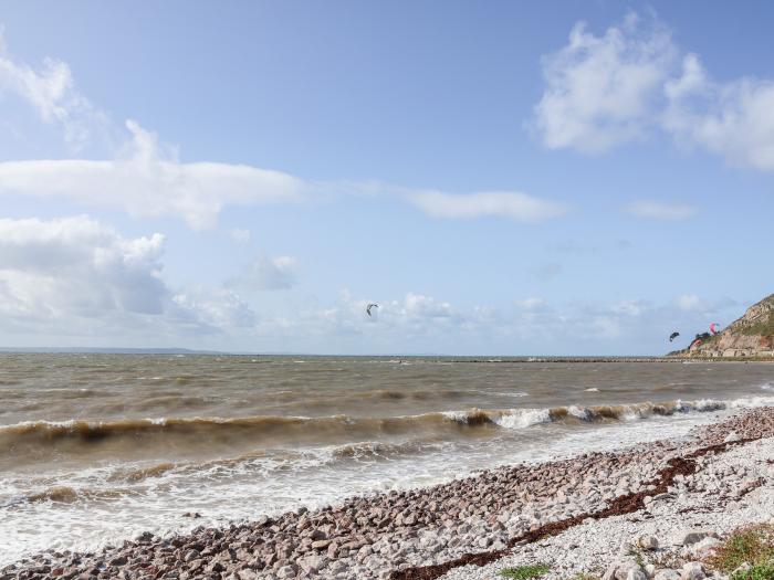 The Dunes, Llandudno, Conwy. Close to a shop, a pub and a beach. Hot tub. Garden. EV charging. Pets.