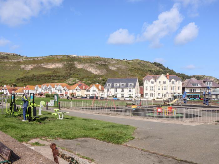 The Dunes, Llandudno, Conwy. Close to a shop, a pub and a beach. Hot tub. Garden. EV charging. Pets.