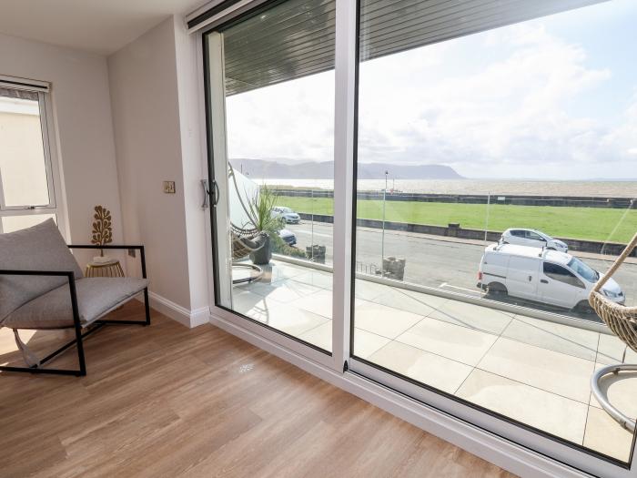 The Dunes, Llandudno, Conwy. Close to a shop, a pub and a beach. Hot tub. Garden. EV charging. Pets.