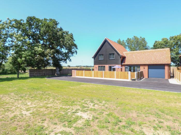 Oak Tree House, 1 Homestead Gardens, Filby, Norfolk. Smart TVs. Games room. Close to a pub. Families