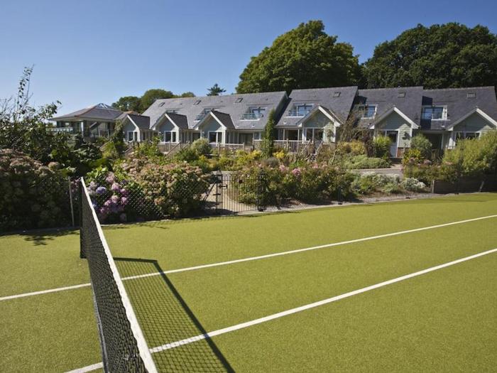 1 Court Cottage, Dartmouth, Devon. On-site facilities including tennis courts. Close to coast. WiFi.