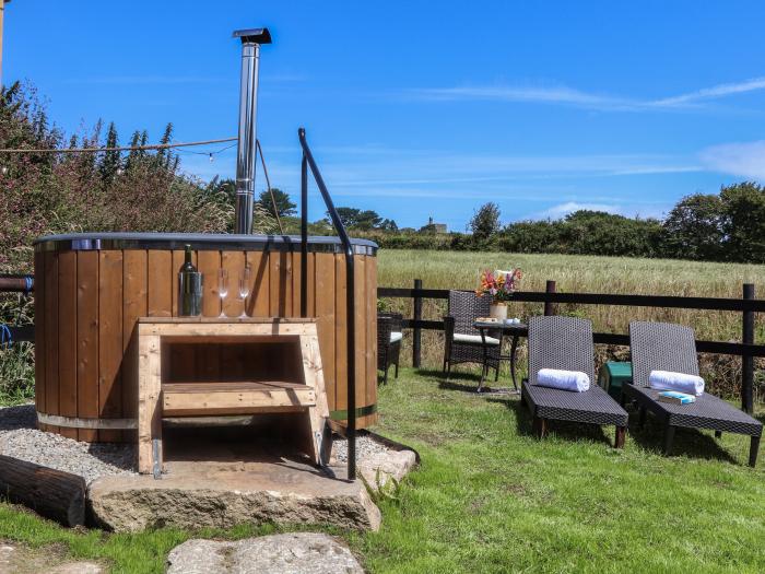 Shepherds Hut near to Penzance, Cornwall. Studio-style pod. Ideal base for two. Wood-fired hot tub.