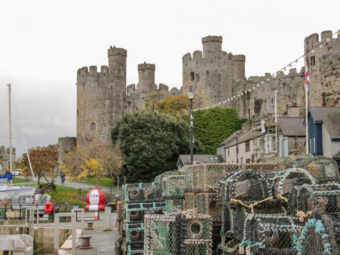 Flat 1, Mona House, Deganwy, Conwy. Courtyard with furniture. Near a beach and amenities. Dishwasher