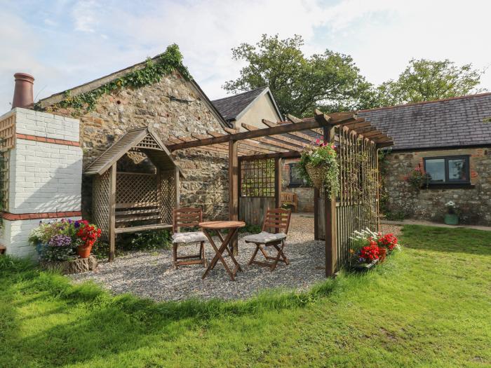 Honeysuckle Cottage in Llanddewi Velfrey nr Narberth, Pembrokeshire. Off-road parking. Dog-friendly.