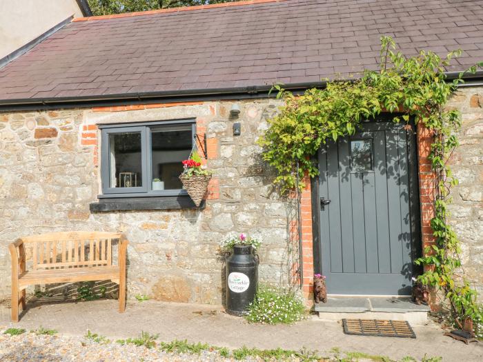 Honeysuckle Cottage in Llanddewi Velfrey nr Narberth, Pembrokeshire. Off-road parking. Dog-friendly.