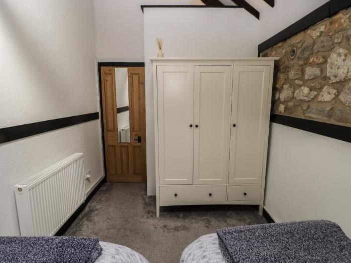 Honeysuckle Cottage in Llanddewi Velfrey nr Narberth, Pembrokeshire. Off-road parking. Dog-friendly.