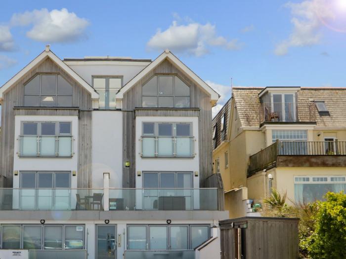 Apartment 3 Fistral Beach in Newquay, Cornwall. Near the beach. Open-plan living. Balcony. Sea views