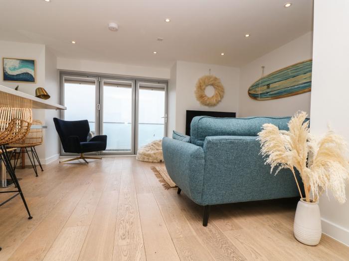 Apartment 3 Fistral Beach in Newquay, Cornwall. Near the beach. Open-plan living. Balcony. Sea views