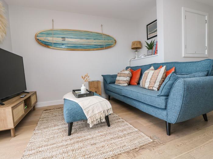 Apartment 3 Fistral Beach in Newquay, Cornwall. Near the beach. Open-plan living. Balcony. Sea views