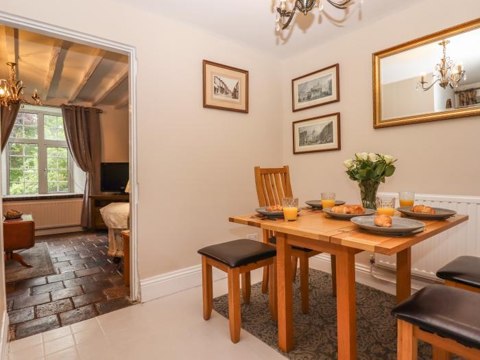 Bluebell Cottage, is in Tavistock, Devon. Two-bedroom home set near amenities. Pet-friendly. Garden.