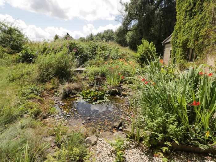 Paddock Barn nr Castle Combe, Wiltshire. Pet-friendly. Garden patio. Four bedroom. Woodburning stove