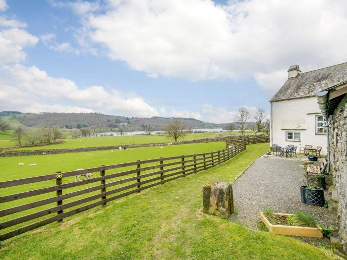 Shepherds Cottage, Hawkshead, Cumbria. Lake District. Close to a shop and a pub. Hot tub. Garden. TV