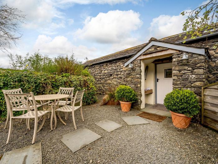 Shepherds Cottage, Hawkshead, Cumbria. Lake District. Close to a shop and a pub. Hot tub. Garden. TV