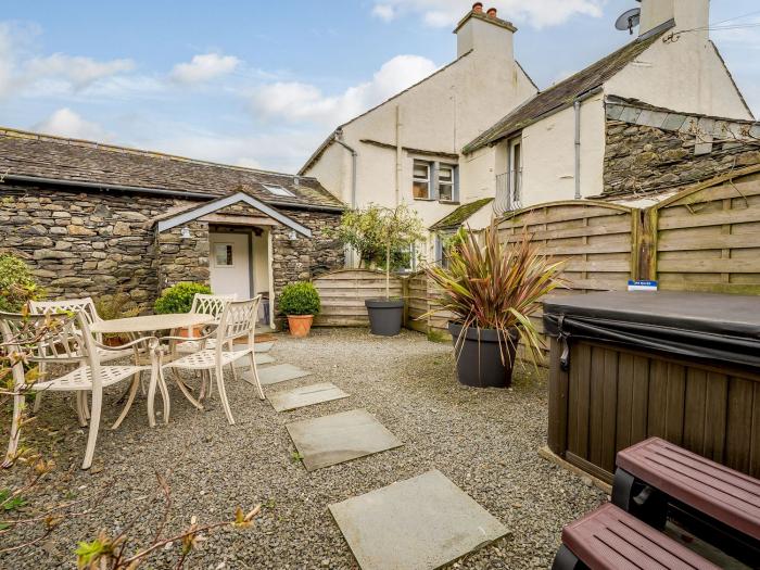 Shepherds Cottage, Hawkshead, Cumbria. Lake District. Close to a shop and a pub. Hot tub. Garden. TV