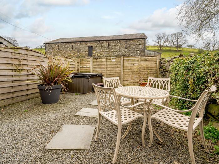 Shepherds Cottage, Hawkshead, Cumbria. Lake District. Close to a shop and a pub. Hot tub. Garden. TV