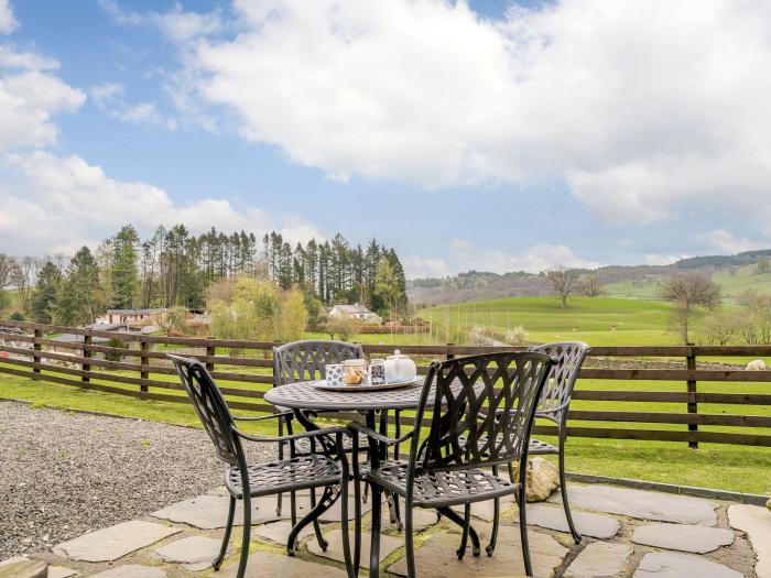 Shepherds Cottage, Hawkshead, Cumbria. Lake District. Close to a shop and a pub. Hot tub. Garden. TV