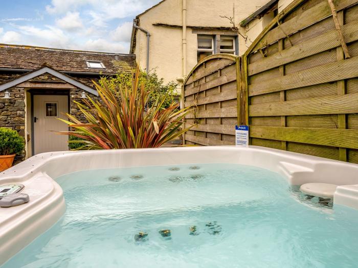 Shepherds Cottage, Hawkshead, Cumbria. Lake District. Close to a shop and a pub. Hot tub. Garden. TV