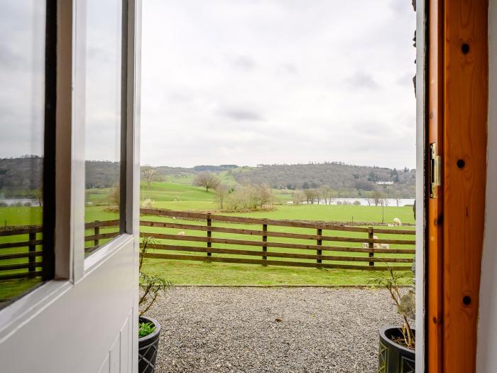 Shepherds Cottage, Hawkshead, Cumbria. Lake District. Close to a shop and a pub. Hot tub. Garden. TV