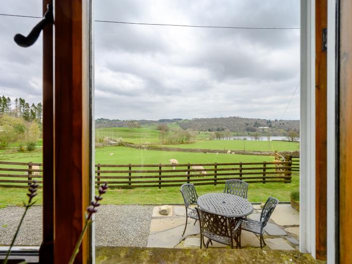 Shepherds Cottage, Hawkshead, Cumbria. Lake District. Close to a shop and a pub. Hot tub. Garden. TV