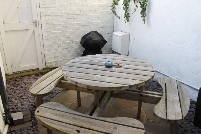 Rockton House, Whitby, North Yorkshire. Close to amenities, beach. Private courtyard. Electric stove