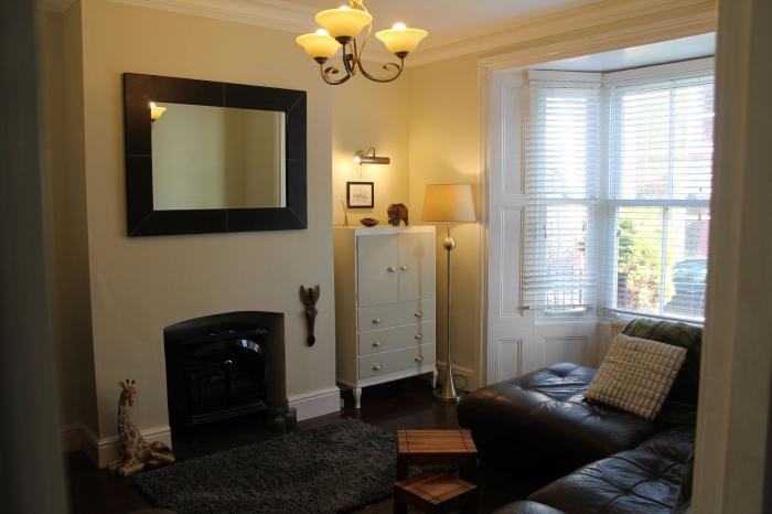 Rockton House, Whitby, North Yorkshire. Close to amenities, beach. Private courtyard. Electric stove