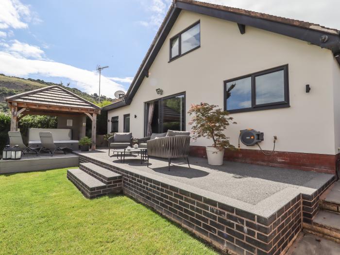 20 Glasfryn Avenue, Prestatyn, Denbighshire, North Wales. Hot tub. Garden. Close to a shop and a pub