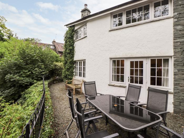 Holly Cottage, Grasmere, Cumbria. In National Park. Close to pub. Private parking. Woodburning stove