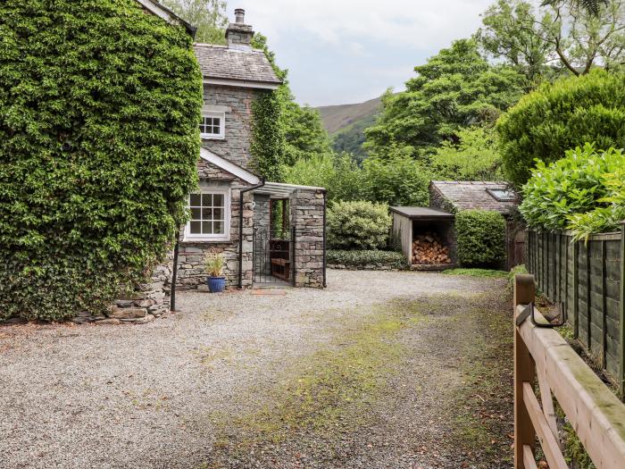 Holly Cottage, Grasmere, Cumbria. In National Park. Close to pub. Private parking. Woodburning stove