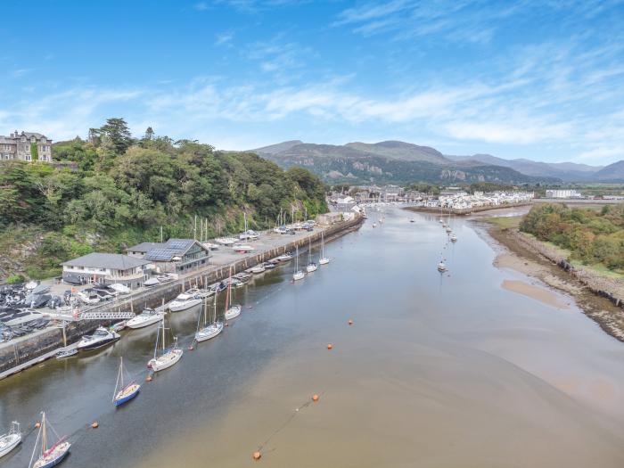 The Boathouse, Porthmadog Caernarfonshire. Off-road parking. Near Eryri National Park. Close to shop