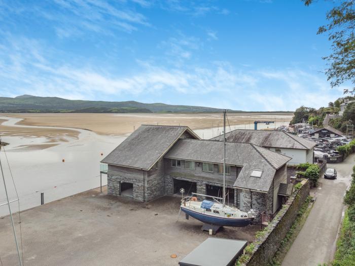 The Boathouse, Porthmadog Caernarfonshire. Off-road parking. Near Eryri National Park. Close to shop