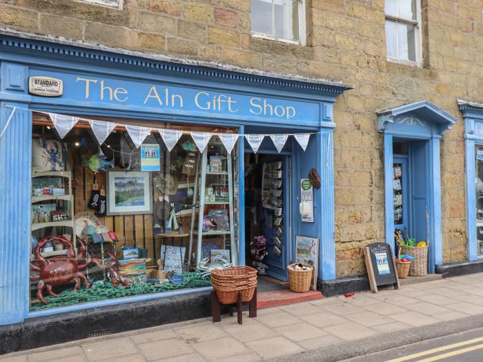 Grebe Cottage, in Alnmouth, Northumberland. Close to amenities and a beach. Woodburning stove. 3 bed