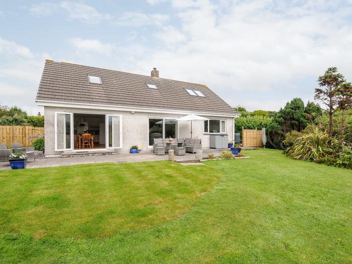 Chy Lowarth in Quintrell Downs, Cornwall. Dormer bungalow. Three bedrooms. Pet-friendly. Woodburner.