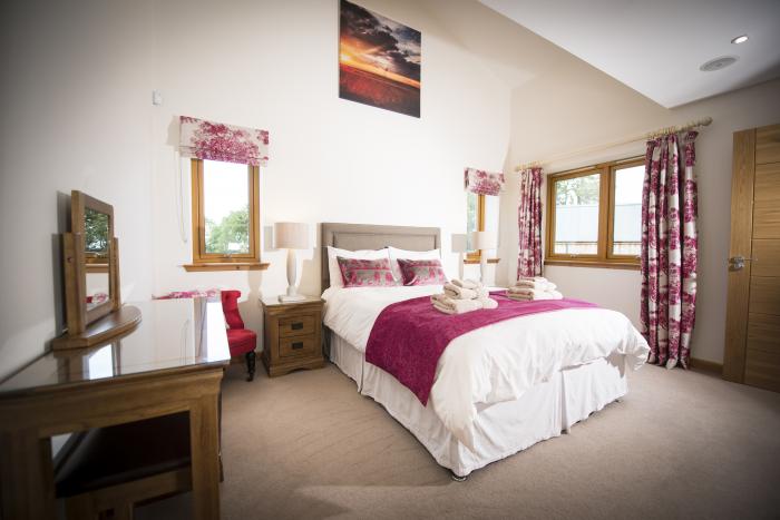 Aurae is in Cawdor, Highlands. Four-bedroom, luxury log cabin with hot tub and sauna. Rural. Family.