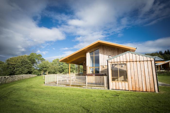 Aurae is in Cawdor, Highlands. Four-bedroom, luxury log cabin with hot tub and sauna. Rural. Family.