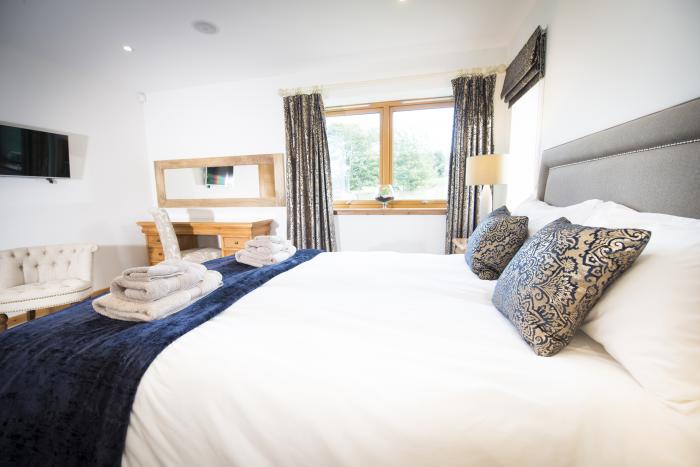 Aurae is in Cawdor, Highlands. Four-bedroom, luxury log cabin with hot tub and sauna. Rural. Family.