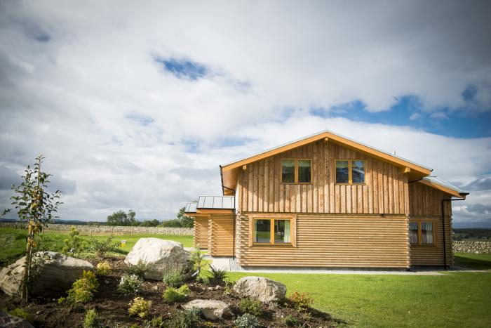 Aurae is in Cawdor, Highlands. Four-bedroom, luxury log cabin with hot tub and sauna. Rural. Family.