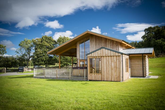 Atlas, Cawdor, Highlands Four-bedroom log cabin with rural views. Family-friendly. Hot tub and sauna