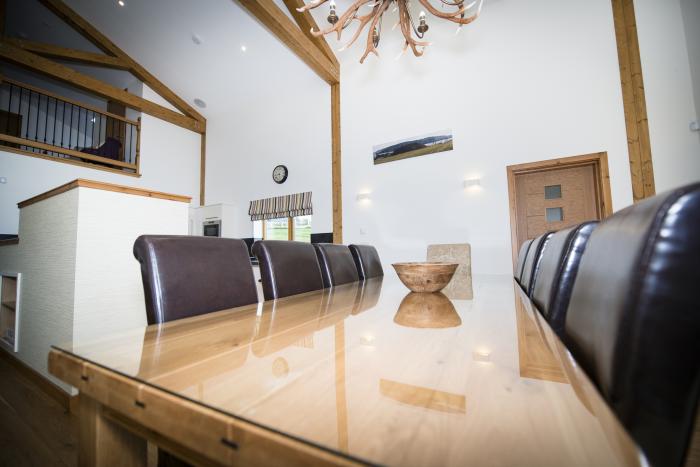 Atlas, Cawdor, Highlands Four-bedroom log cabin with rural views. Family-friendly. Hot tub and sauna