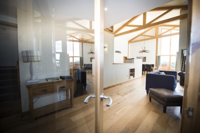 Atlas, Cawdor, Highlands Four-bedroom log cabin with rural views. Family-friendly. Hot tub and sauna